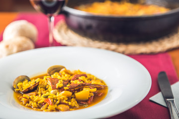 eating paella