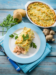 salmon on  potatoes crust