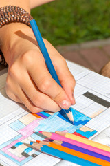 Naklejka premium Child hand draws the minecraft picture. Outdoors close-up.