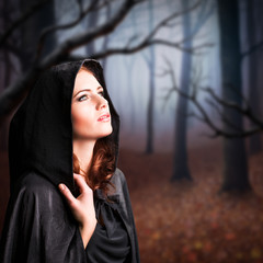 junge Hexe im Wald