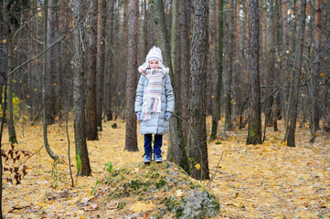 Fototapeta premium KId girl in the autumn forest