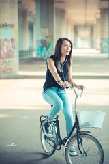 Fototapeta na wymiar young beautiful brunette straight hair woman using bike and smar