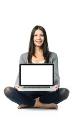 Lächelnde Frau hält einen Laptop mit einem leeren Bildschrim