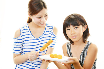 料理を持つ笑顔の女の子