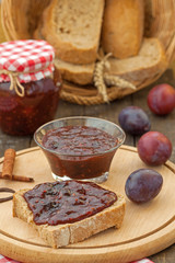 Obraz na płótnie Canvas Plum jam with fresh ripe plums
