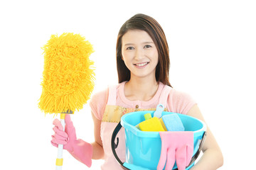 掃除をする笑顔の女性