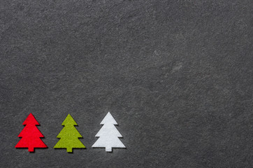 Schiefertafel mit drei Filzweihnachtsbäumen