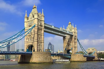 Poster Beroemde London Tower Bridge over de rivier de Theems op een zonnige dag © NAN