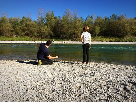 Steine flutschen lassen an der Isar
