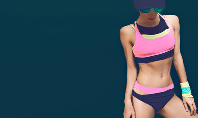 Naklejka premium Slim fitness model on black background in fashion sportswear