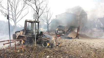 Fototapeta premium Nach einer Gasexplosion zerstörte Baumaschinen