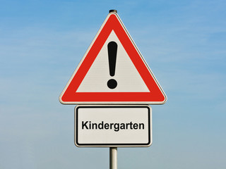 Verkehrsschild - Achtung Gefahrenstelle - Kindergarten