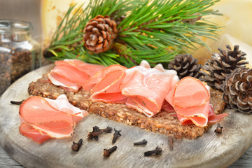 speck di montagna su pane di segale
