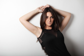 Naklejka premium Ragazza con vestito nero