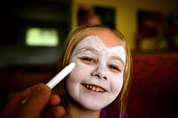 enfant avec son visage peint