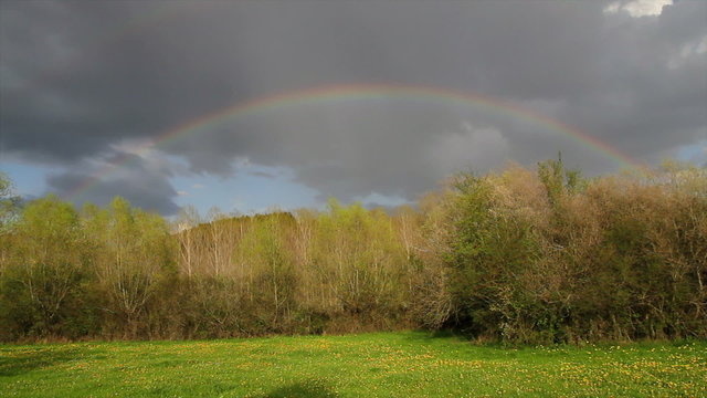 Paisaje  con arco iris  al atardecer despu&eacute;s de tormenta