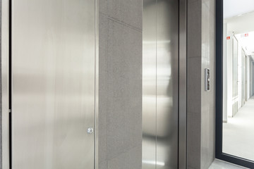 Obraz premium Elevator door in a business centre