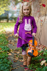 girl play violin