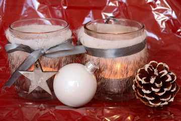 wit grijze  kerstdecoratie met kaarsjes en rode achtergrond