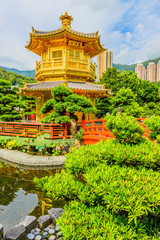 Obraz premium Gold Chinese pavilion at the park of Hong Kong