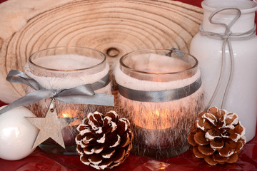 wit grijze  kerstdecoratie met kaarsjes en rode achtergrond © trinetuzun