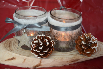 wit grijze  kerstdecoratie met kaarsjes en rode achtergrond