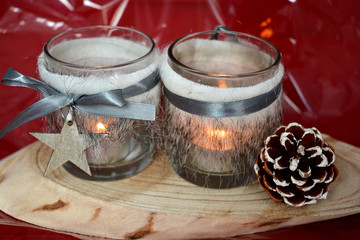 wit grijze  kerstdecoratie met kaarsjes en rode achtergrond