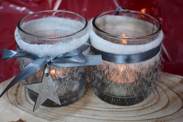 wit grijze  kerstdecoratie met kaarsjes en rode achtergrond