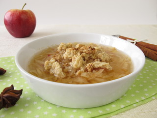 Apfelsüppchen mit Zimt, Sternanis und Streuseln