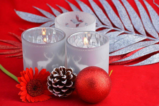 rode  kerstdecoratie met kaarsjes en rode achtergrond