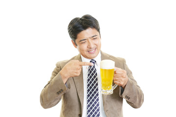 ビールを飲む笑顔の男性