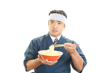 真剣な表情のラーメン職人