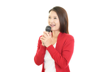 カラオケを楽しむ女性