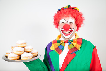 clown mit berliner pfannkuchen auf tablett - obrazy, fototapety, plakaty
