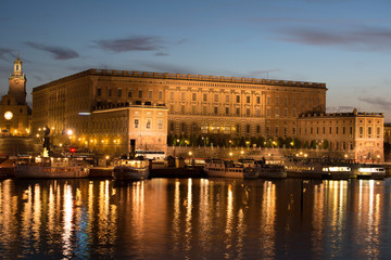 Fototapeta na wymiar Stockholm Schloss Abends- Blick vom Skeppsholmsbron