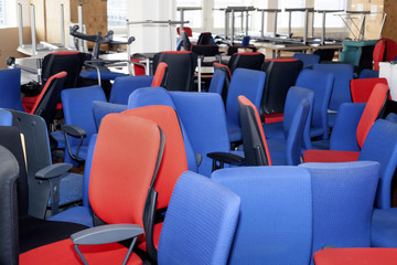 Mehrere alte blaue und rote Bürostühle