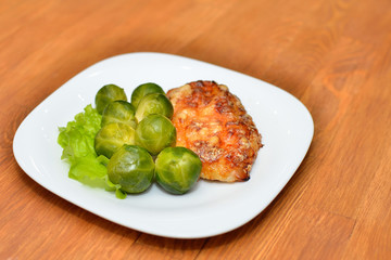 Куриная отбивная с брюссельской капустой