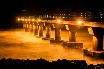 Naklejka premium Shark Rock Pier at Night