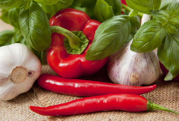 ail piments poivron rouge et basilic