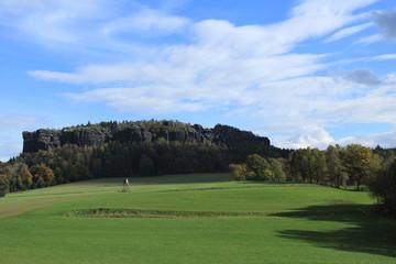 Fototapeta na wymiar Blick zum Pfaffenstein in der Sächs. Schweiz