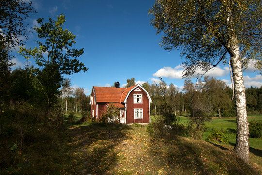 typisches rotes Holzhaus in Schweden Skandinavien