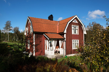 Fototapeta na wymiar typisches rotes Holzhaus in Schweden Skandinavien