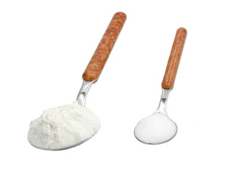 Dosierlöffel (Teelöffel und Esslöffel) mit Mehl und Zucker