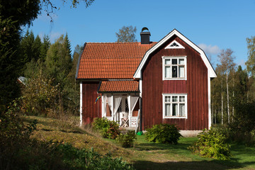 Fototapeta na wymiar typisches rotes Holzhaus in Schweden Skandinavien