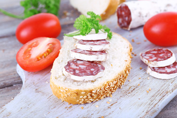 French salami with tomatoes, parsley and bread