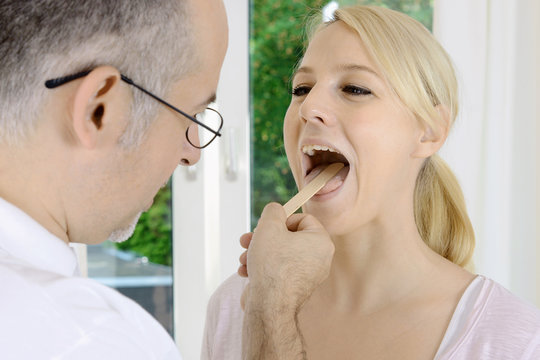 Patient beim Hals Nasen Ohren Arzt