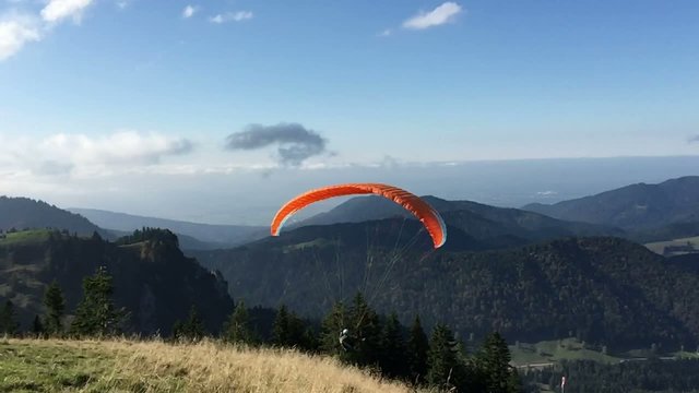 Start eines Gleitschirmes