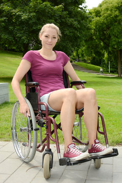 Frau mit Behinderung in Rollstuhl
