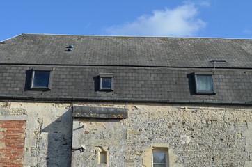 Fototapeta na wymiar toiture d'immeuble d'un vieux bâtiment