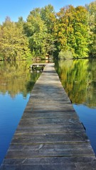 Ein langer Steg führt auf einen See